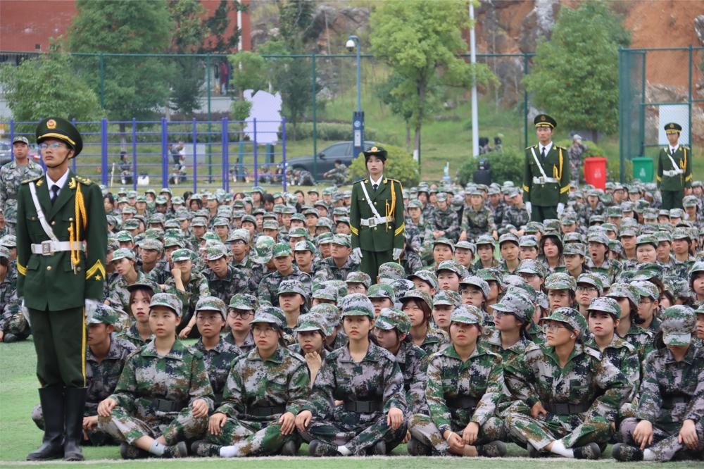 湘中幼专举行2023级新生开学典礼暨军训总结表彰大会