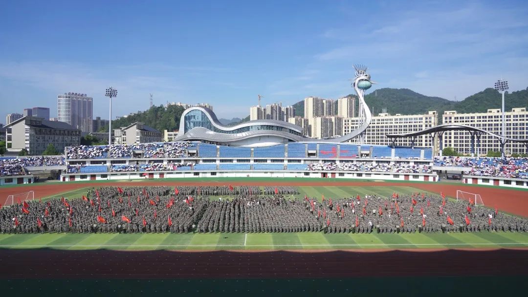 湘西职院举行2023年开学典礼暨新生军训总结表彰大会