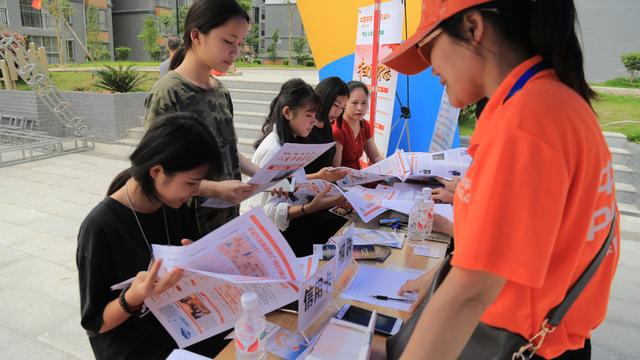 2019年隆安县贫困家庭“两后生”暨应届毕业生专场招聘会成功举办