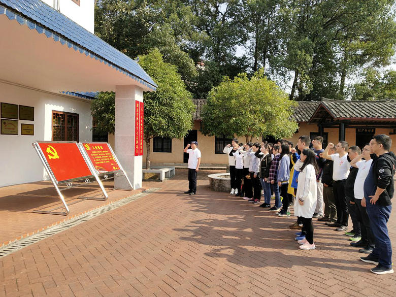 学校组织全体党员赴刘少奇天华调查纪念馆开展参观学习活动