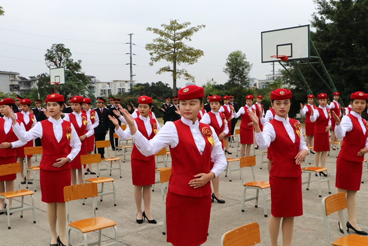 高铁班同学认真专注学习礼仪实训课