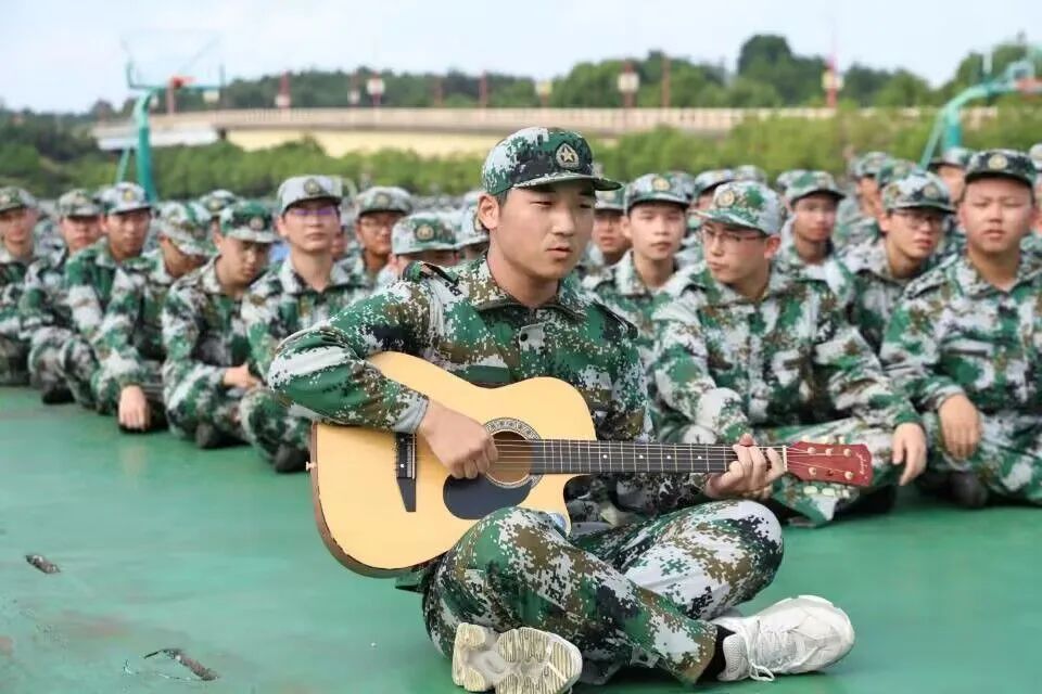 飒飒飒！小余带你直击军训现场~