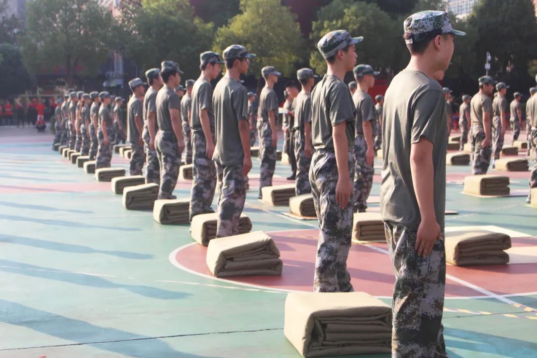 内务整理叠被子比赛|一平一竖求严谨 一方一正塑风华