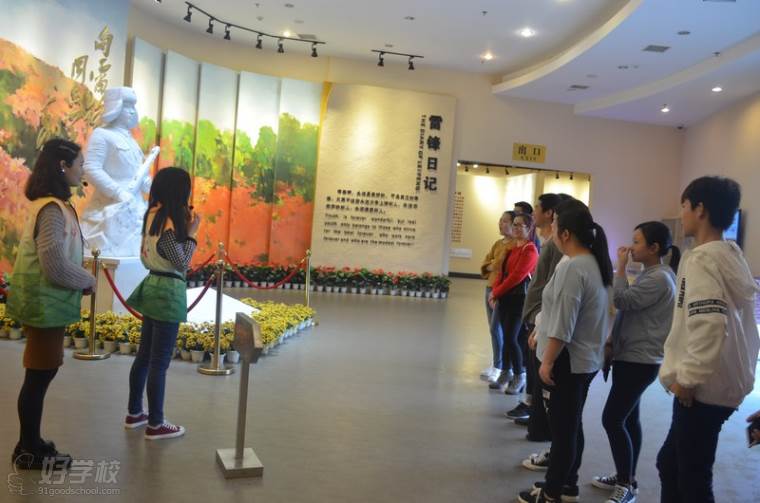 长沙机床厂技工学校组织学生参观雷锋纪念馆活动