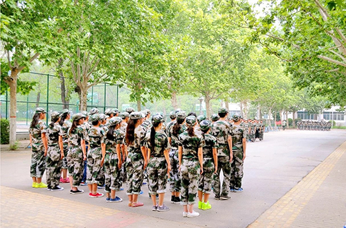 我校舉行新生軍訓會操表演