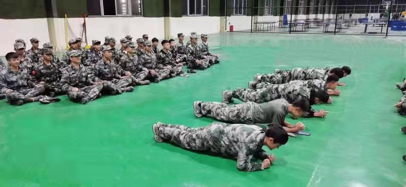 嘹亮的歌声震天响 “一二三四”军训忙