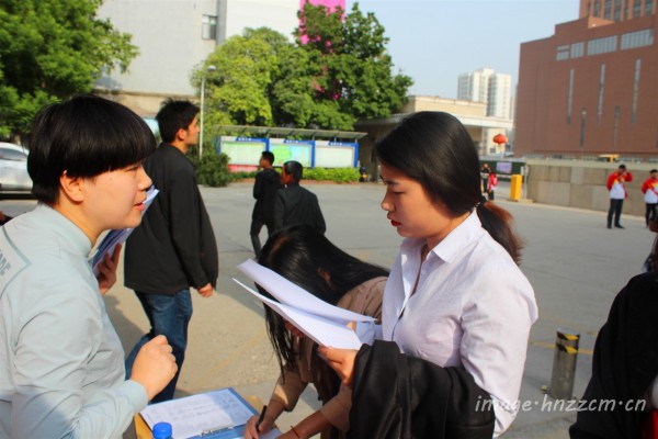 首页新闻中心校园快讯财贸学子遭疯抢啦！—郑州市财贸学校举办2019年校园双选会