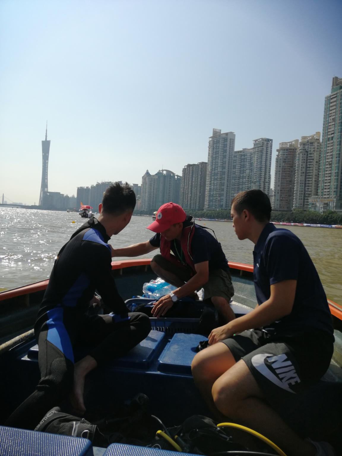 五洲百舸汇花城 潜校蛙人守护航