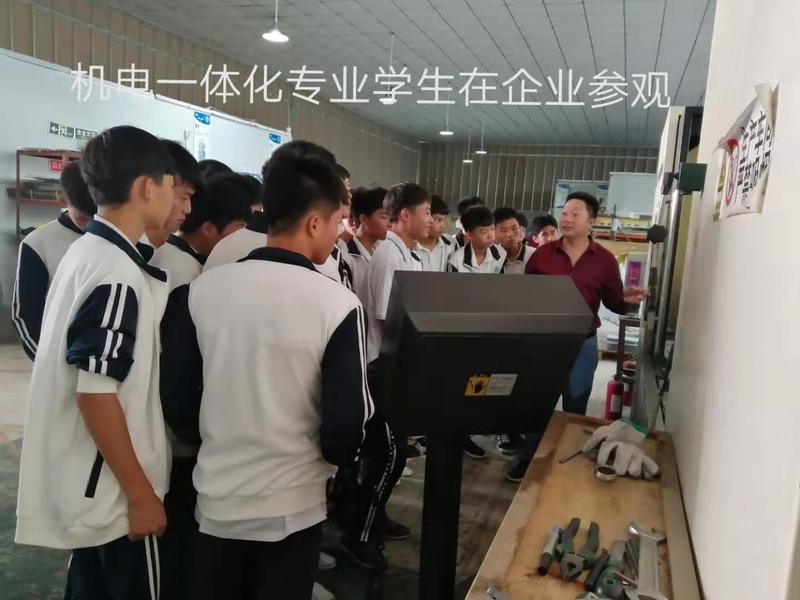 學校組織機電一體化專業學生到企業開展一體化教學活動