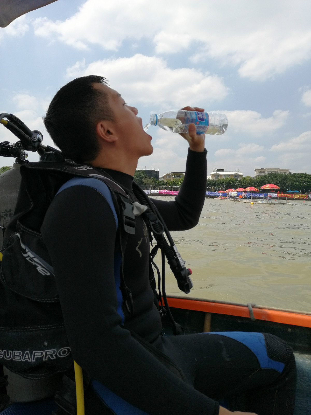 五洲百舸汇花城 潜校蛙人守护航