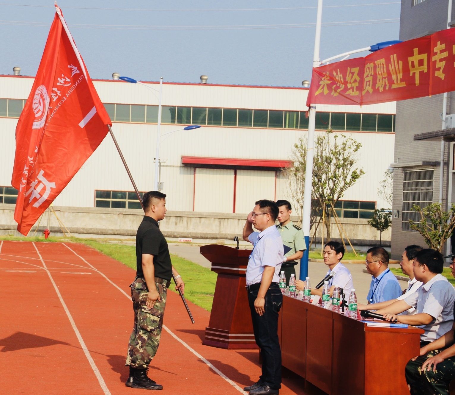 长沙经贸职业中专学校召开了2018级新生军训动员大会