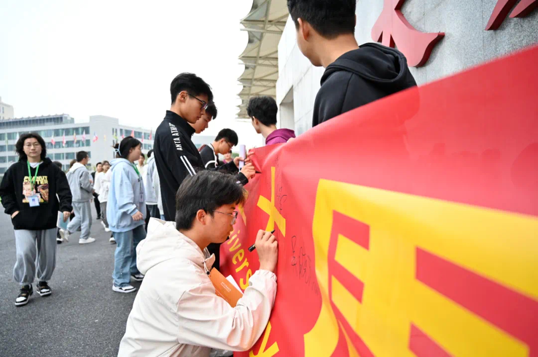 喜迎三十年校庆  争做湖外文明使者