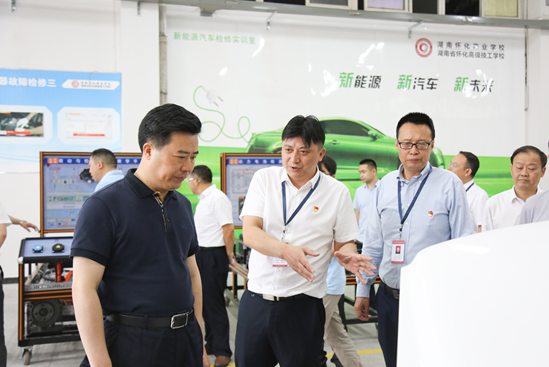 市长黎春秋一行来我校调研指导工作