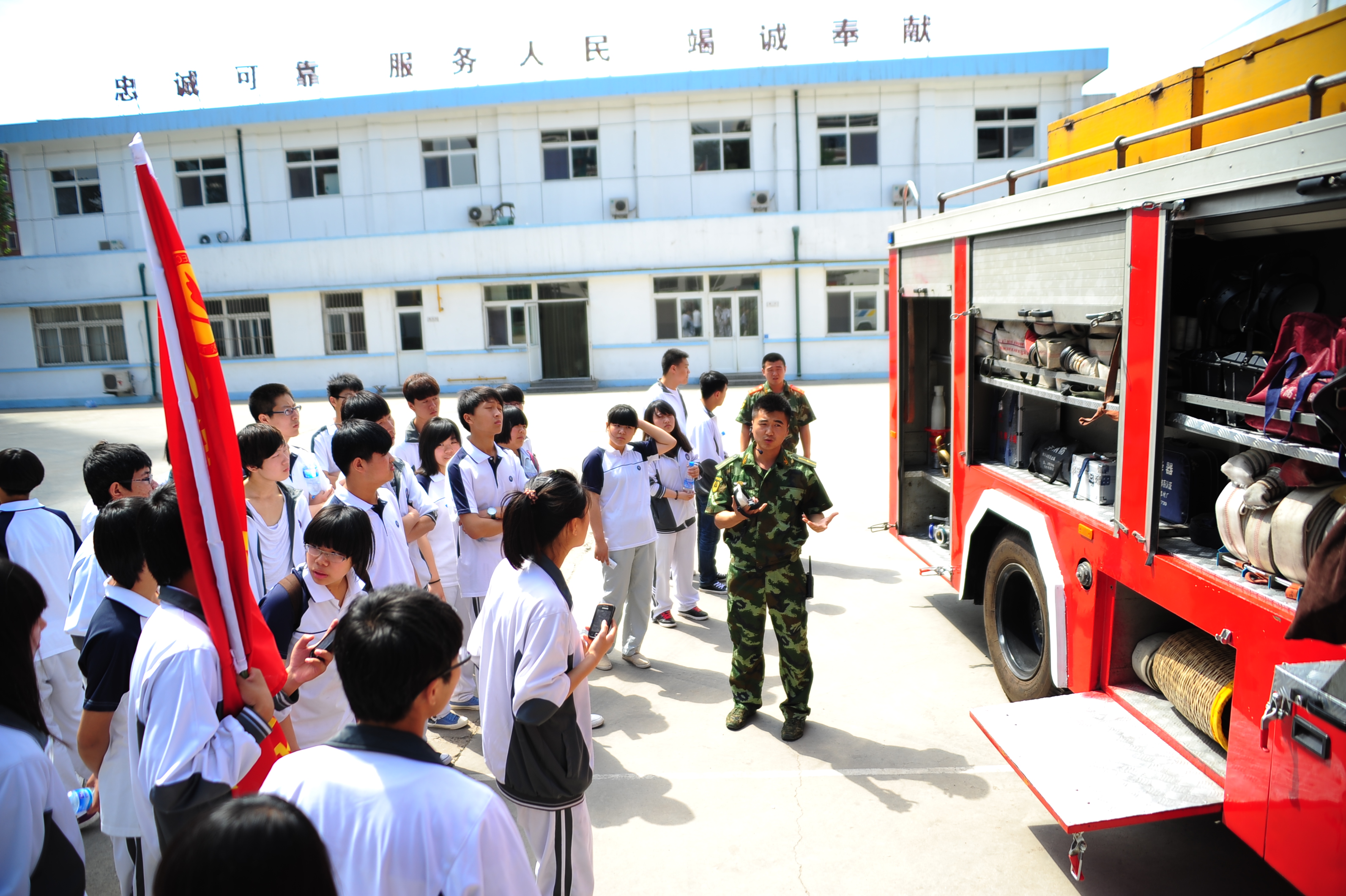 学校组织消防知识讲座暨应急疏散演练