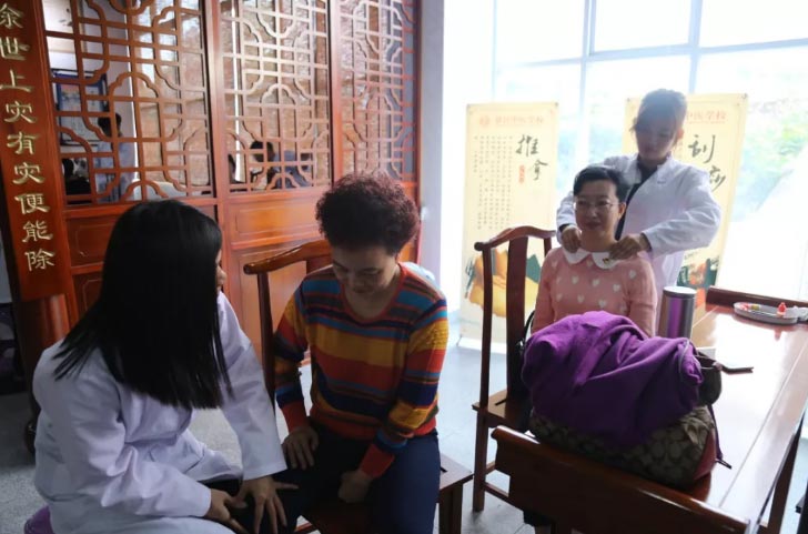 【生動的黨課】感受中醫魅力，重溫入黨誓言——中共霞山區委統戰部聯合黨支部黨員蒞臨我校開展黨員活動