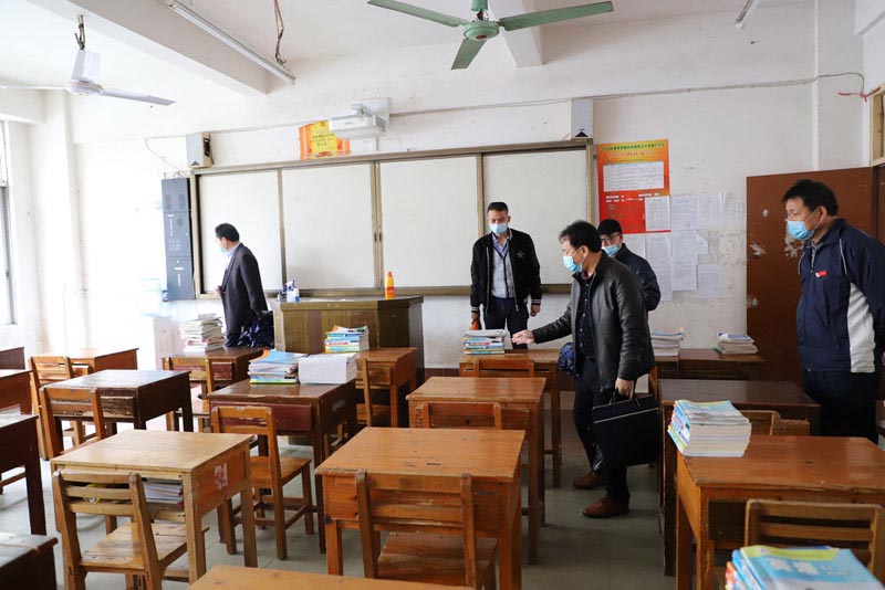 市教育局领导到我校核验和抽查开学准备工作——贵港市白云职业技术学校