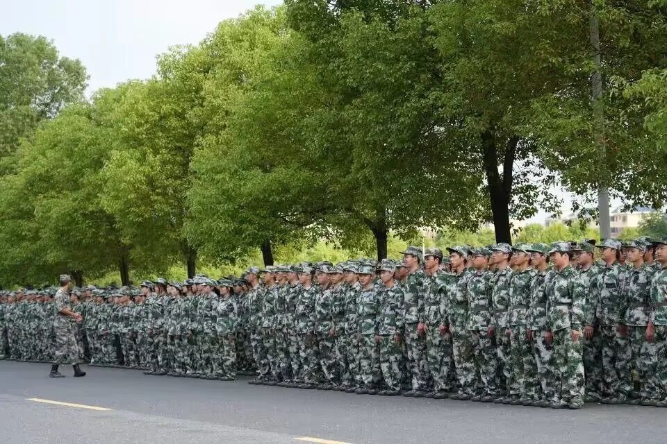 飒飒飒！小余带你直击军训现场~