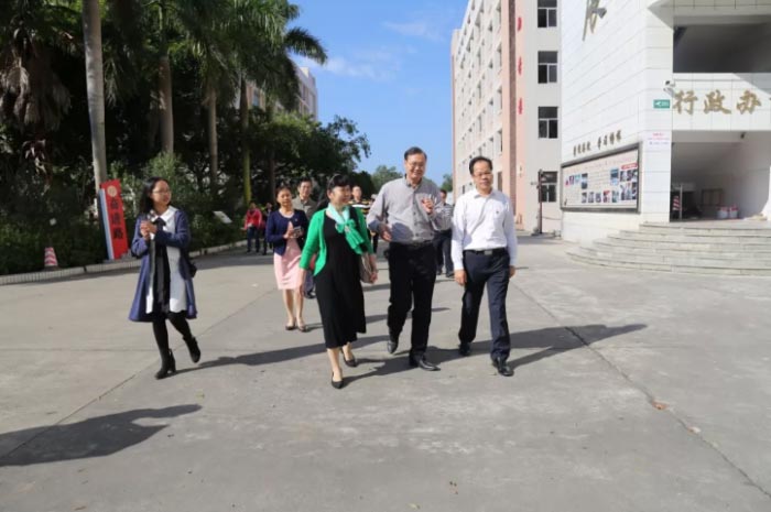 【生動的黨課】感受中醫魅力，重溫入黨誓言——中共霞山區委統戰部聯合黨支部黨員蒞臨我校開展黨員活動
