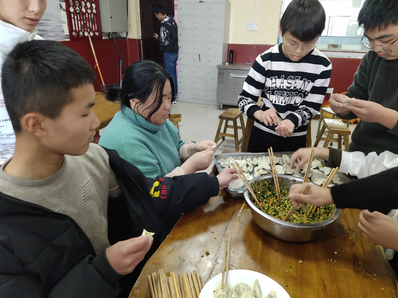 溫馨冬至節 濃濃師生情——我校舉辦冬至節師生包餃子活動