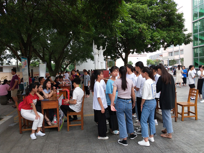 河池市巴马民族师范学校2019年顶岗实习双选会顺利举行