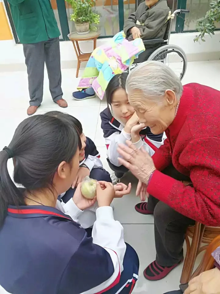 【志愿行动】青春践行十九大 敬老院里送爱心