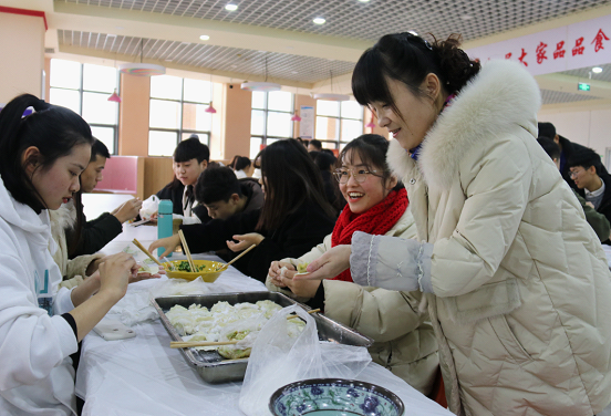 师生同乐共迎传统节日 浓情饺子温暖整个冬季