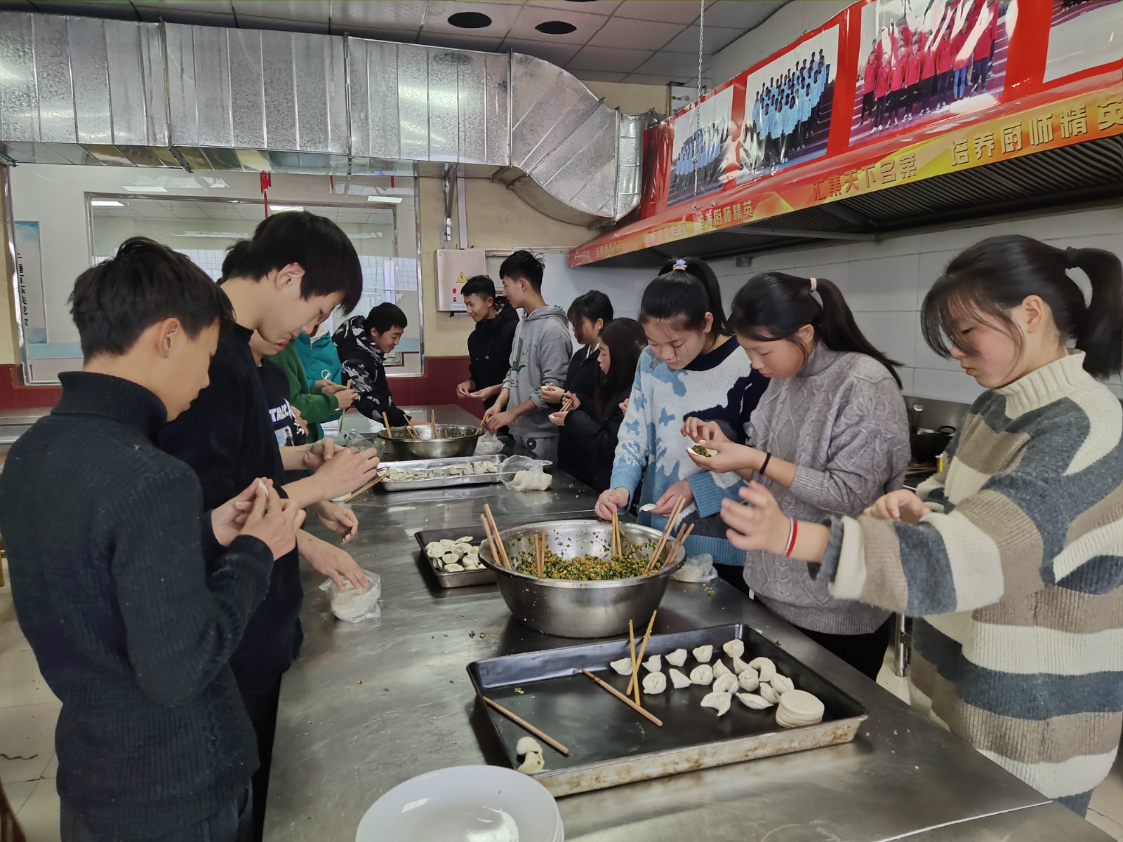 溫馨冬至節 濃濃師生情——我校舉辦冬至節師生包餃子活動