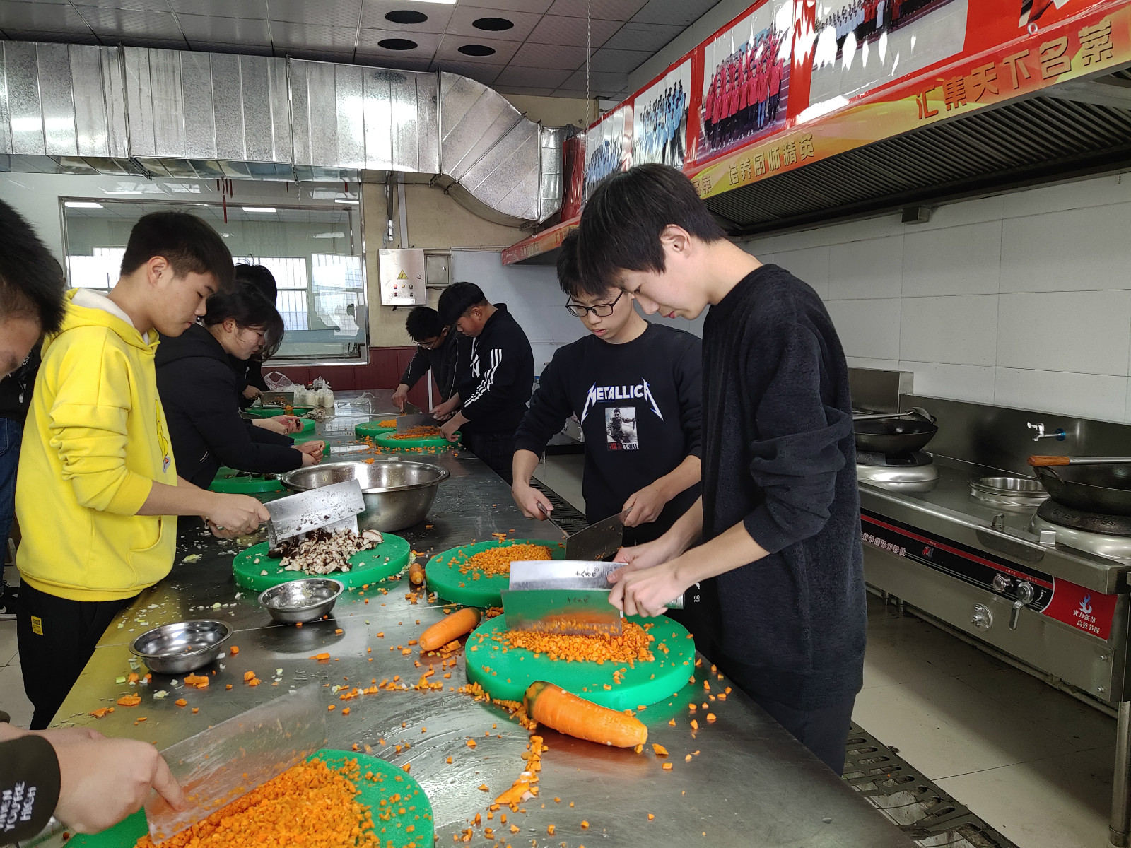 溫馨冬至節 濃濃師生情——我校舉辦冬至節師生包餃子活動