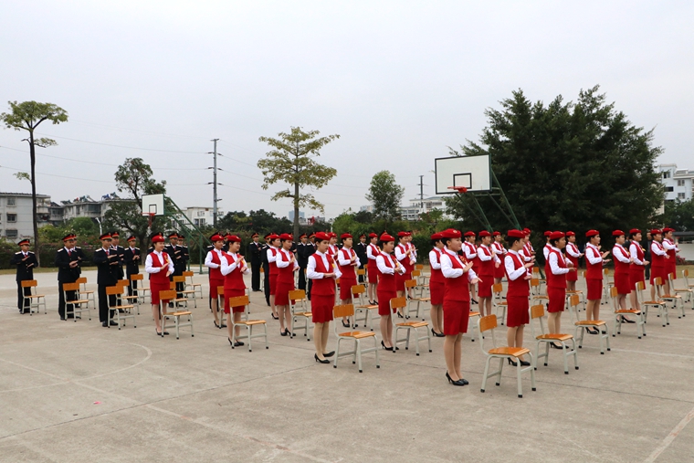 高铁班同学认真专注学习礼仪实训课