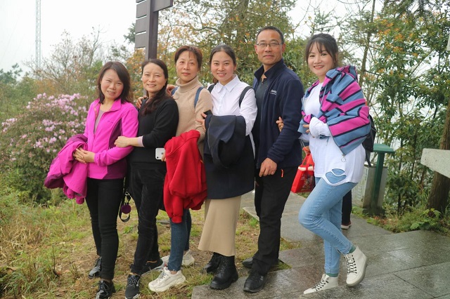 “三八”妇女节 踏春登山活动