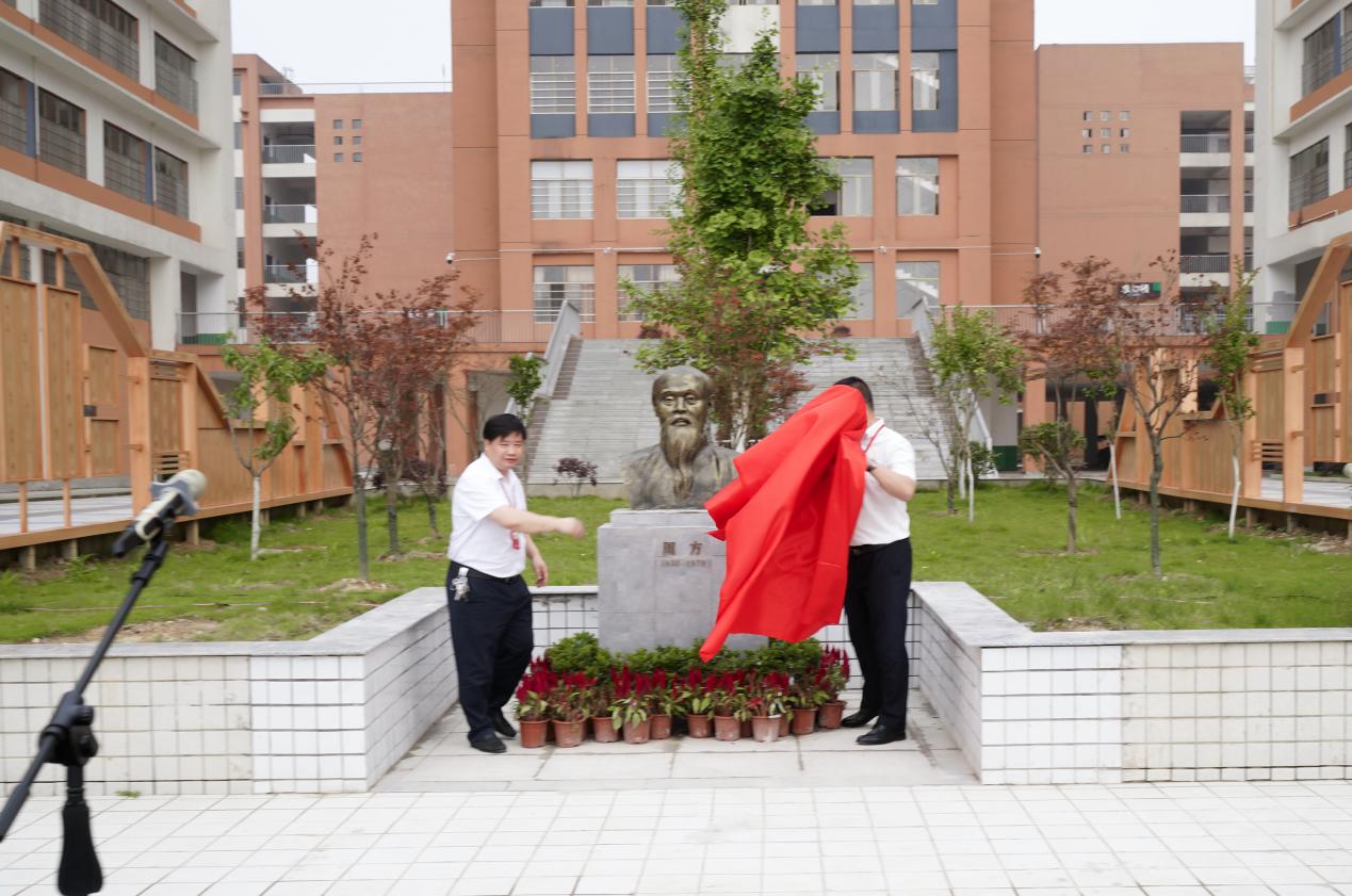 周方先生铜像落成典礼在新化县楚怡工业学校隆重举行