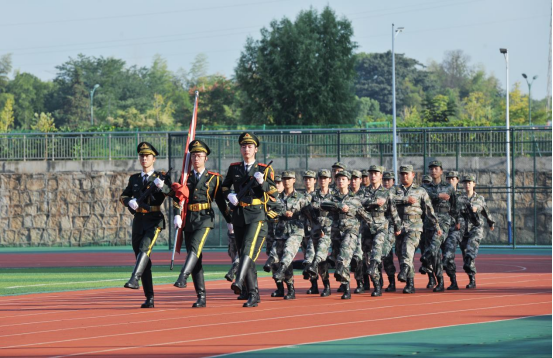 学校举行2023年秋季学期升旗仪式暨新生军训动员大会