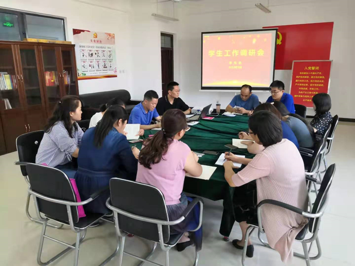 校纪委书记李明莅临指导学生工作调研会