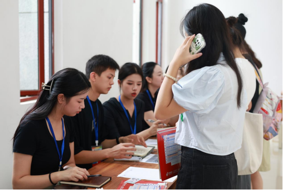 欢迎令人“新”动的你——湖艺新生有序报到