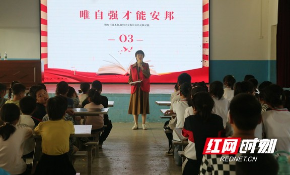 湖南财工职院打造沉浸式音乐党课 用“中国红”点亮留守儿童的中国心
