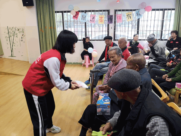 以党建带团建 二职开展“暖冬行·爱传递”光明福利院志愿服务活动