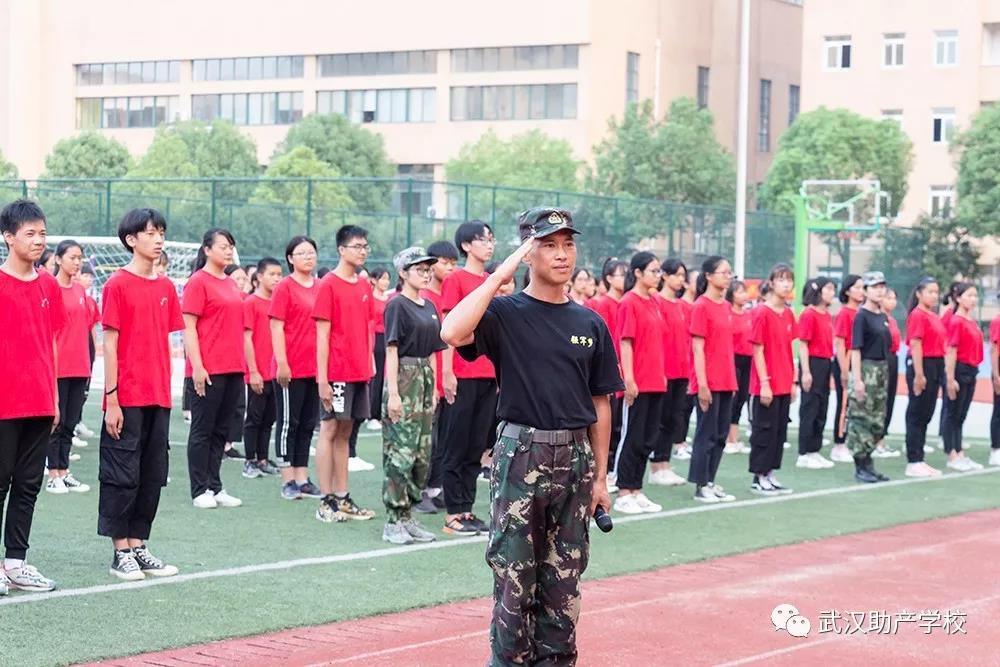 龙腾虎跃秋风劲，又到沙场点兵时