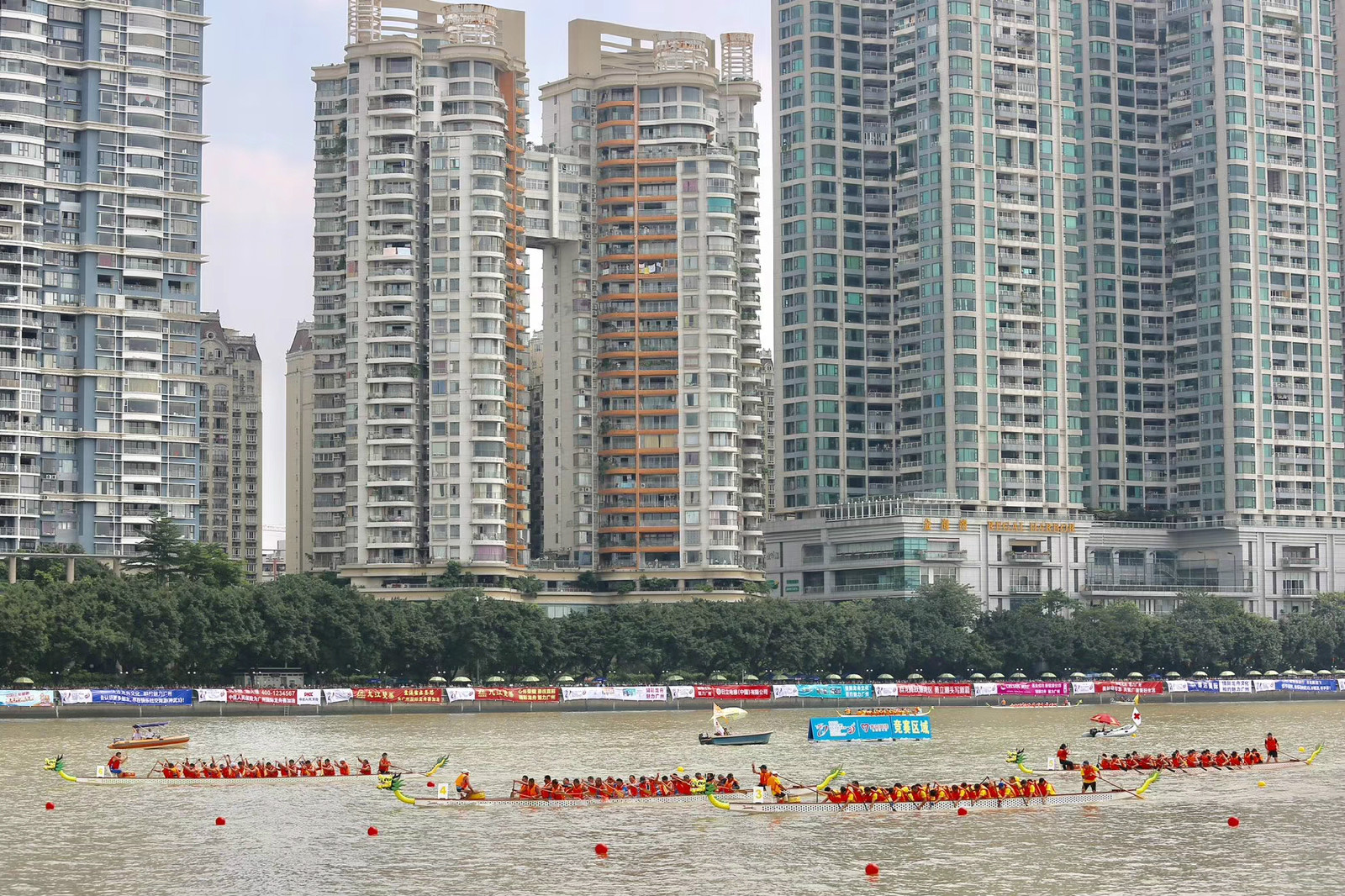 五洲百舸汇花城 潜校蛙人守护航