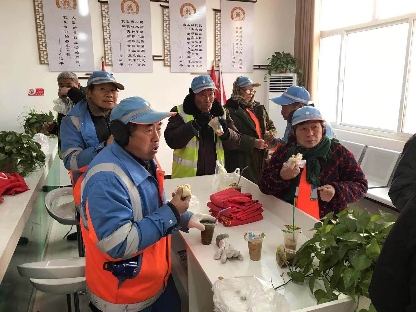 清丰县人社局在柳格镇人社所开展“浓情腊八粥 温暖环卫人”志愿服务活动