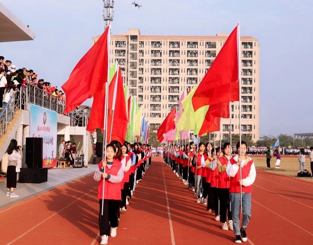 mmexport1577083354440.jpg 我校舉辦第三屆學生田徑運動會暨教職工趣味運動會