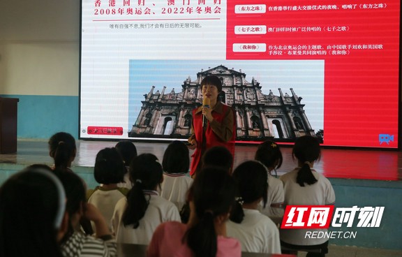 湖南财工职院打造沉浸式音乐党课 用“中国红”点亮留守儿童的中国心