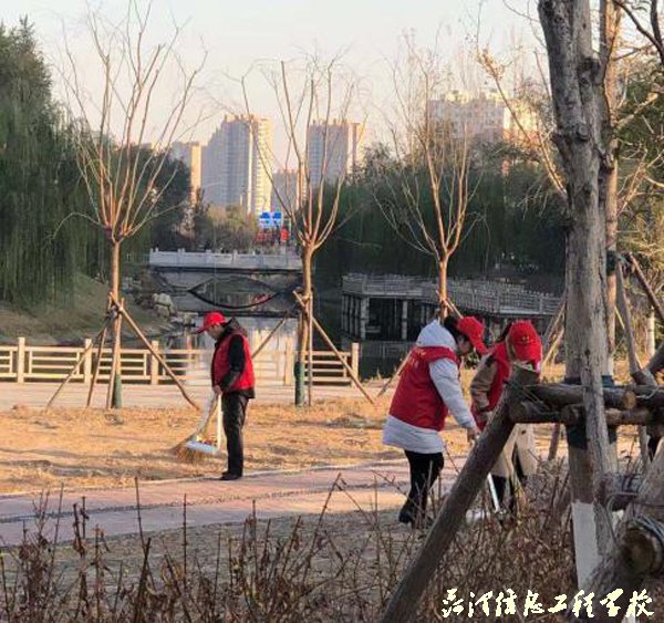 電子商務(wù)黨支部西環(huán)城大堤衛(wèi)生清掃活動(dòng)