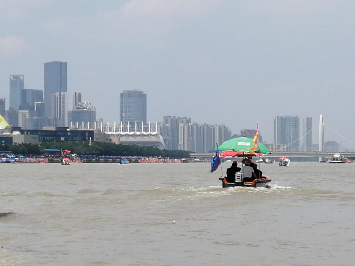 五洲百舸汇花城 潜校蛙人守护航