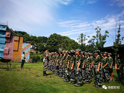    当青春撞上正步——记湘都学子军训特别报道